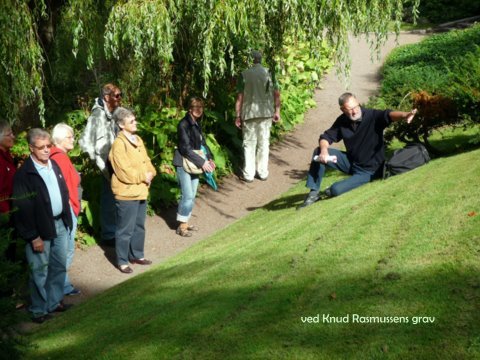 Poul Kraglund causerer ved Knud Rasmussens gravsted
